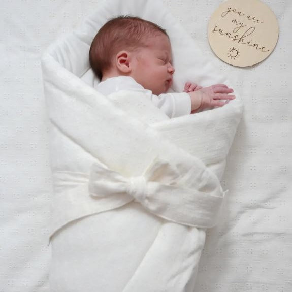 Baby Wrapper Geborduurd Ecru | Warm, Geborgenheid & Veiligheid