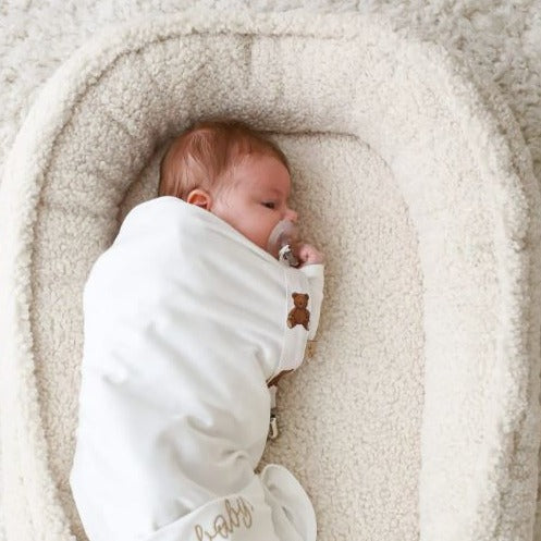Babynest Teddy met Strik Cream | Veilig , Zacht en uniek in zijn soort