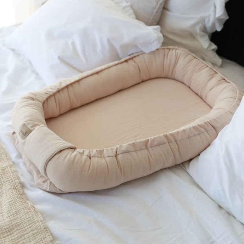 babynestje ligt beige