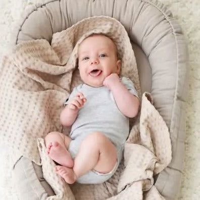 Babynest aus Leinen mit Schleife – Beige | Sicher, weich und einzigartig in seiner Art